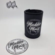 Load image into Gallery viewer, MADDER MINIS - &quot;ESTABLISHED&quot; STUBBY COOLER
